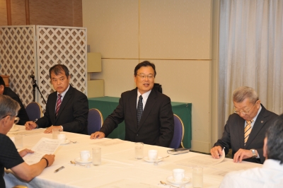 左から太田事務局長、山田学長、神谷会長 左から太田事務局長、山田学長、神谷会長