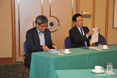 左:井藤賀書記、右:森島議長 左:井藤賀書記、右:森島議長