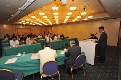 事業報告をする高橋代議員(学内23期) 事業報告をする高橋代議員(学内23期)