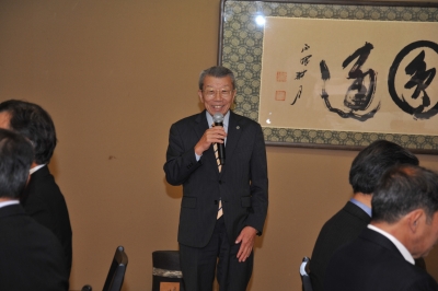 懇親会開催の挨拶をする神谷会長 懇親会開催の挨拶をする神谷会長